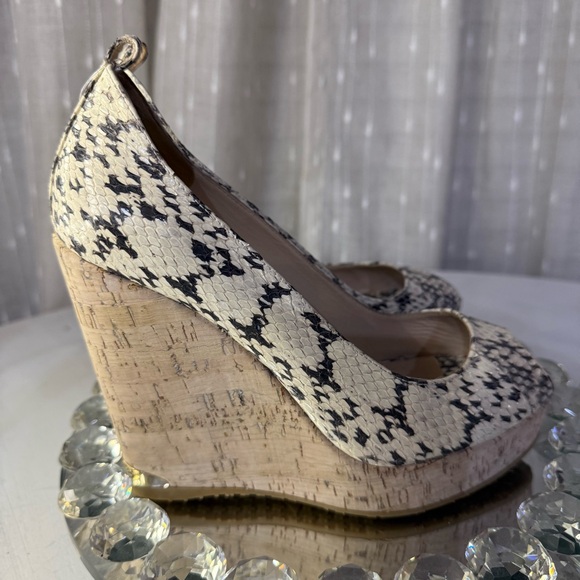 JIMMY CHOO Snakeskin Gray & Ivory Leather Peep Toe Cork Heels 7.5 (Sz 38) - Picture 3 of 17